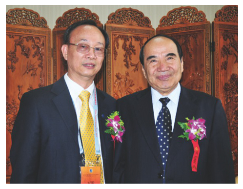 2011年10月全國(guó)政協(xié)副主席阿不來(lái)提·阿布都熱西提與石華輝董事長(zhǎng)合影