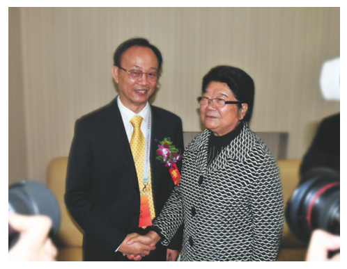 2011年10月原第十屆全國(guó)大人常委副委員長(zhǎng)顧秀蓮親切接見(jiàn)石華輝董事長(zhǎng)