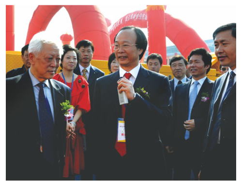 石華輝董事長(zhǎng)為視察公司展位的全國(guó)人大副委員長(zhǎng)周鐵農(nóng)介紹產(chǎn)品技術(shù)特點(diǎn)