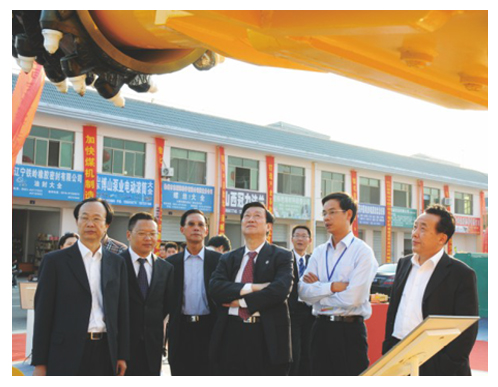 2008年9月中國(guó)煤炭工業(yè)協(xié)會(huì)第一副會(huì)長(zhǎng)、黨委書(shū)記濮洪九在石華輝董事長(zhǎng)陪同下視察公司展位