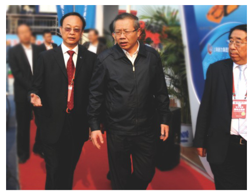 2012年9月石華輝董事長(zhǎng)陪同山西省委常委組織部長(zhǎng)湯濤視察公司展位